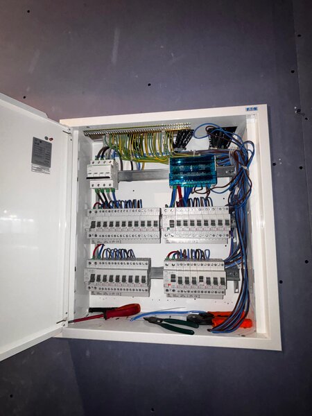 KIV Electro Systems - Servicii complete instalatii electrice si securitate